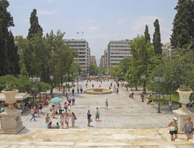 Δημοσκόπηση Public Issue: Ένας στους δύο Ελληνες δέν «βλέπει» έξοδο από την κρίση εντός δεκαετίας (φωτό)